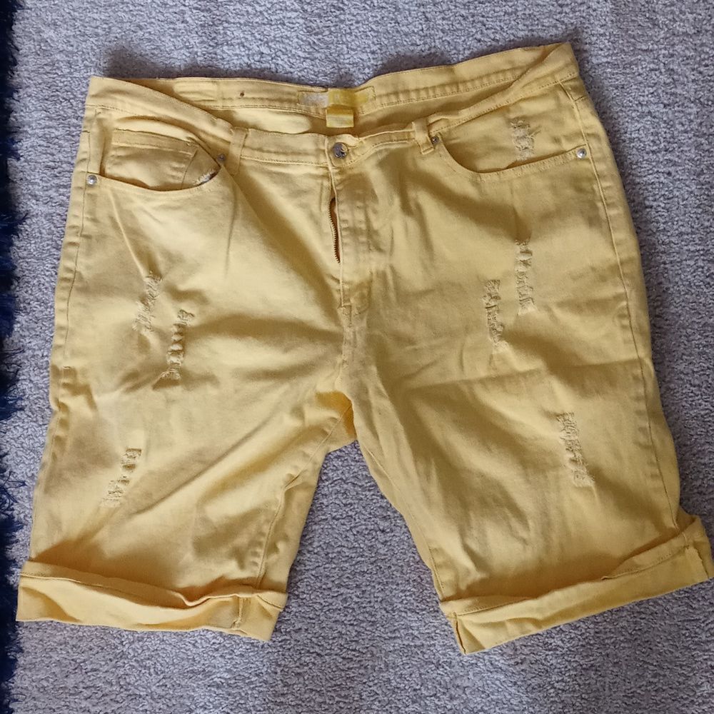 PLUS SIZE WORN Yellow denim distressed Bermuda shorts